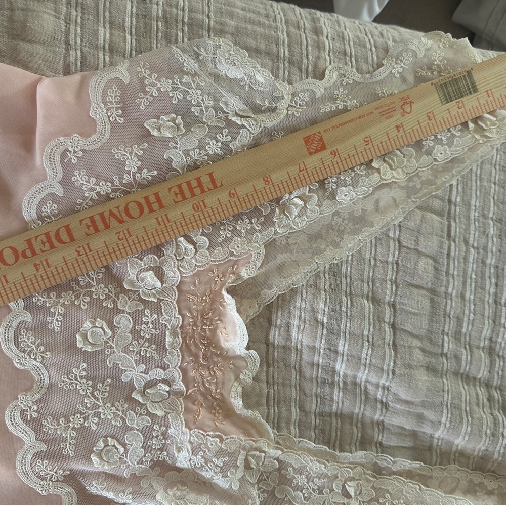 Elegant Vintage Pink Lace Nightgown - Picture 6 of 7